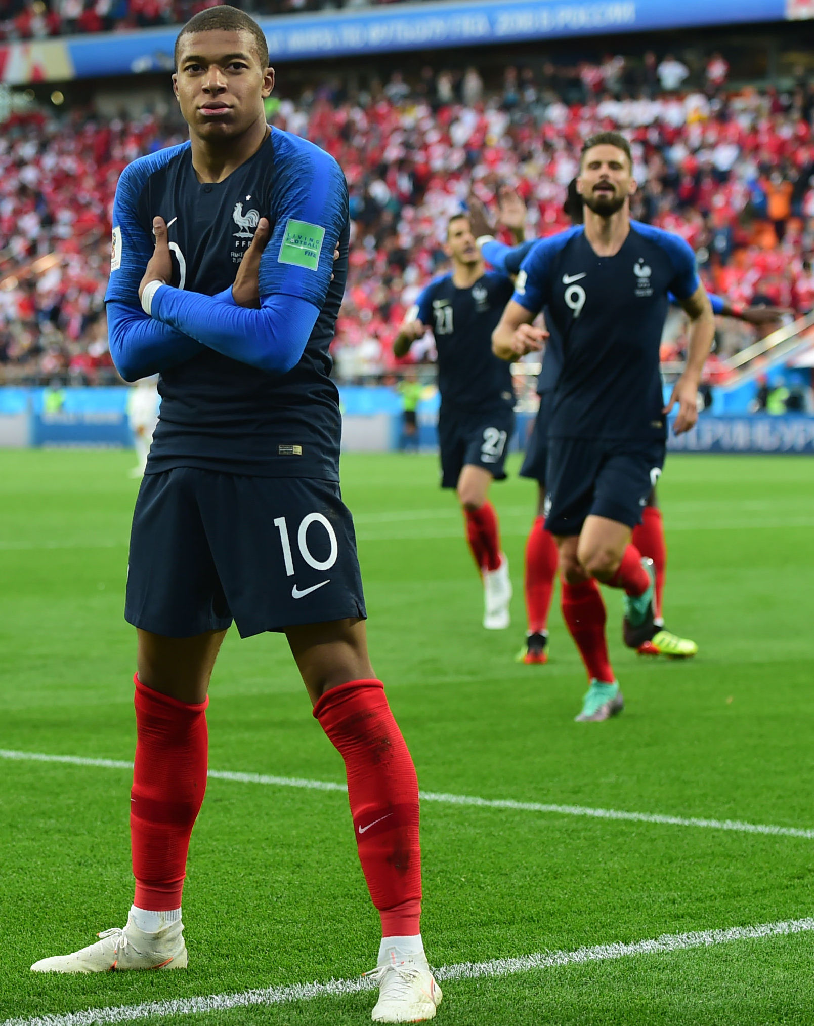 阿根廷队训练吸引20085名球迷观看，梅西获赠埃尔切10号球衣