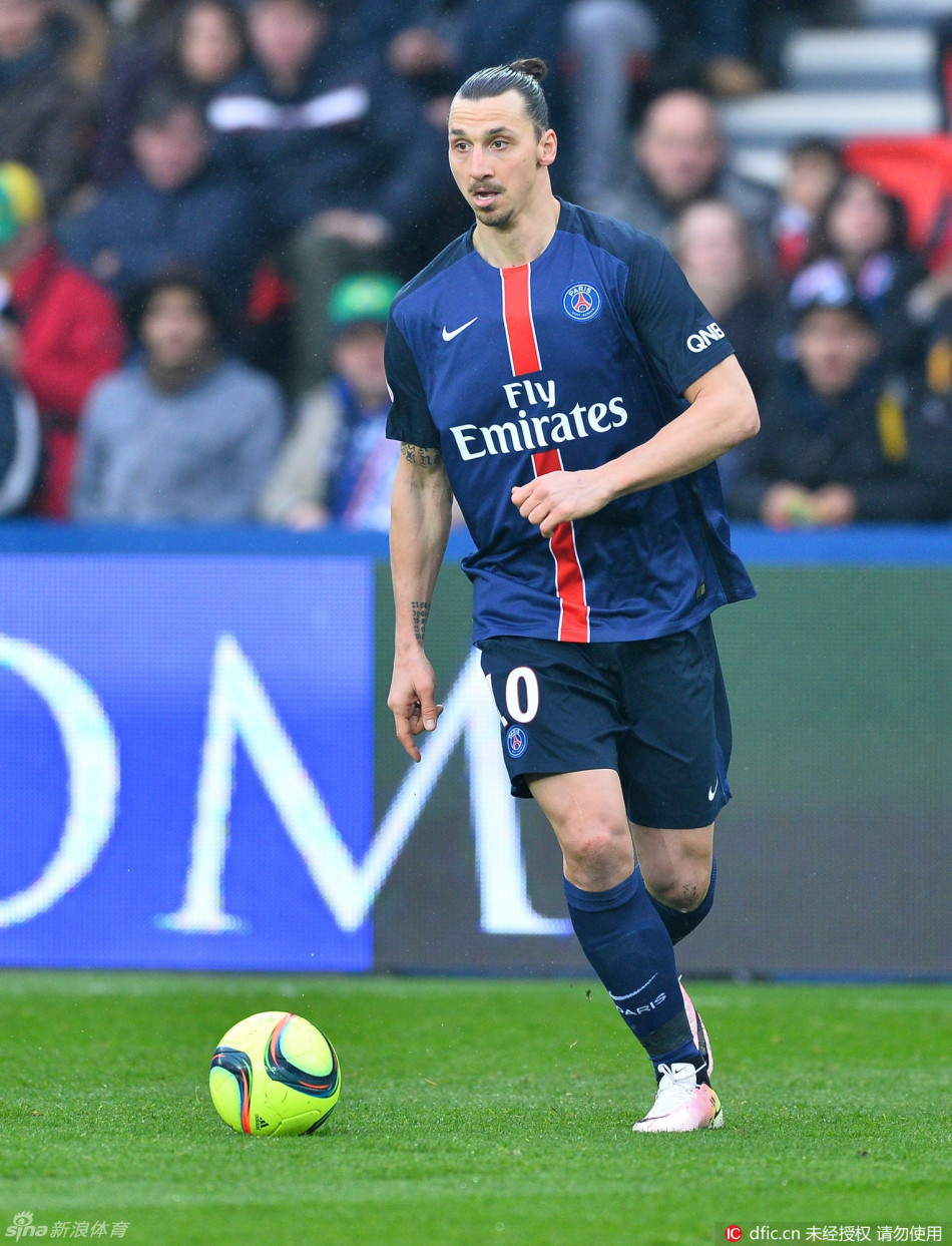 中场核心连续突破防守制造射门机会